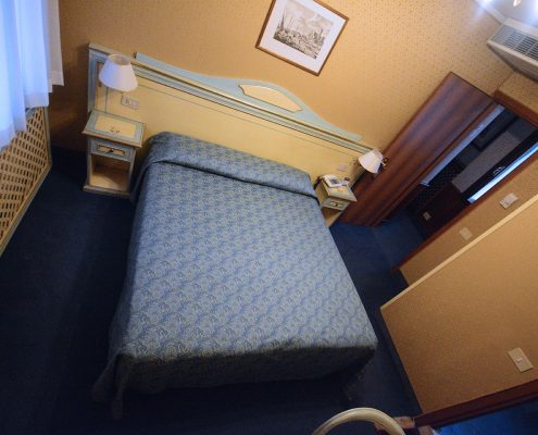 letto matrimoniale in stanza albergo venezia