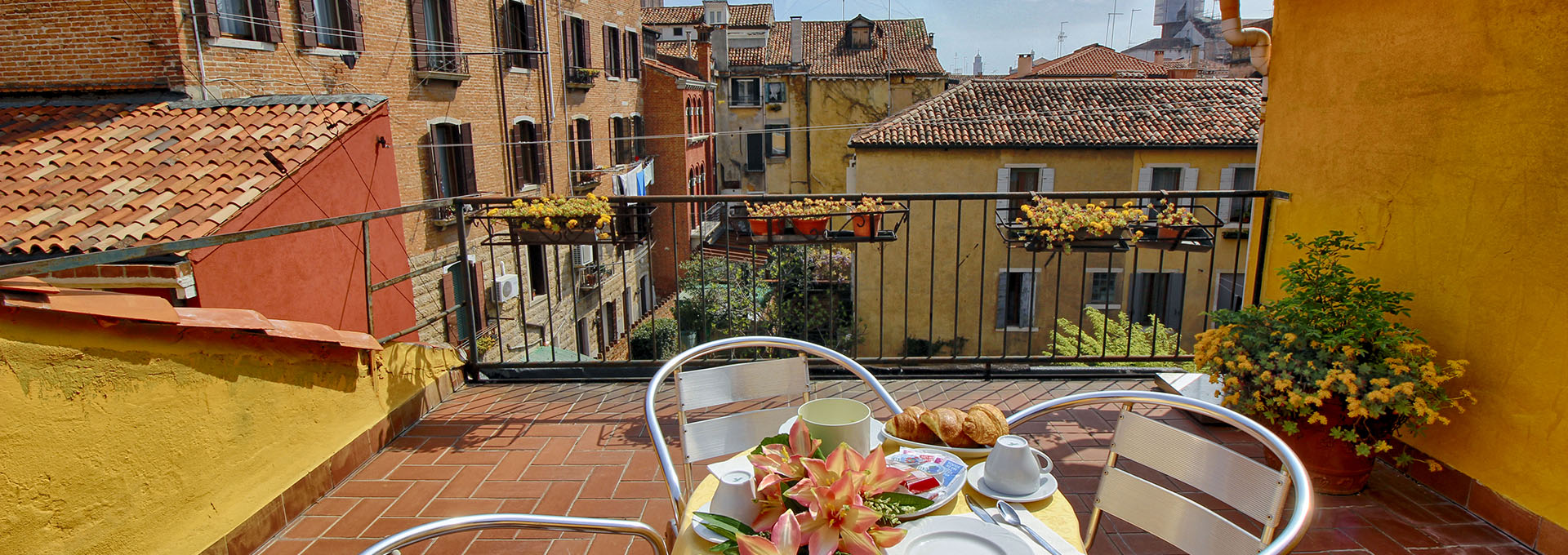 veduta su venezia da terrazza